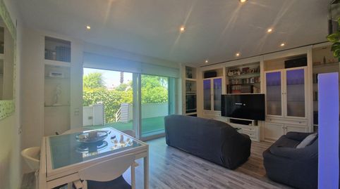 HERMOSO PISO ESQUINERO, PLANTA BAJA, CON JARDÍN PRIVADO, PARKING Y TRASTERO
