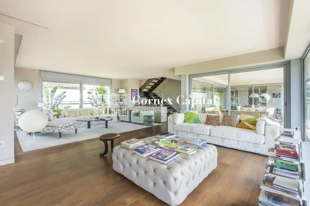 Sala d'estar de Casa o xalet en venda en Barcelona amb Aire condicionat, Calefacció i Jardí privat