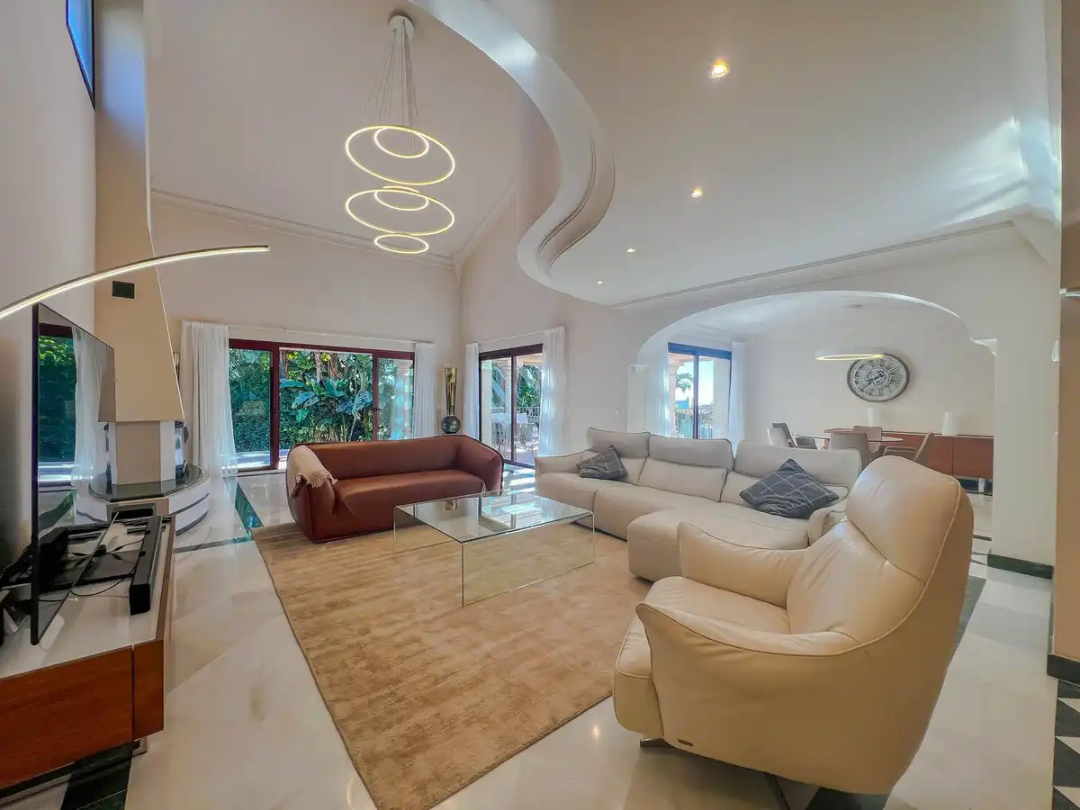 Sala de estar de Casa adosada en venta en Benahavís con Aire acondicionado y Terraza