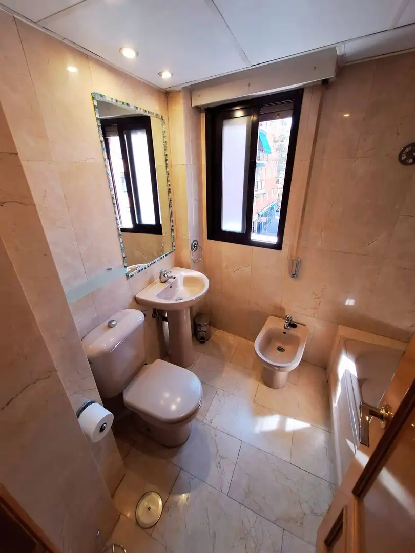 Baño de Piso de alquiler en Madrid con Aire acondicionado, Calefacción y Parquet