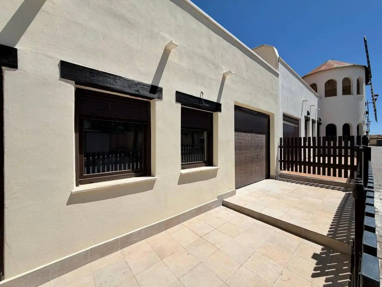 Außenansicht von Einfamilien-Reihenhaus zum Verkauf in Motilleja mit Heizung und Terrasse