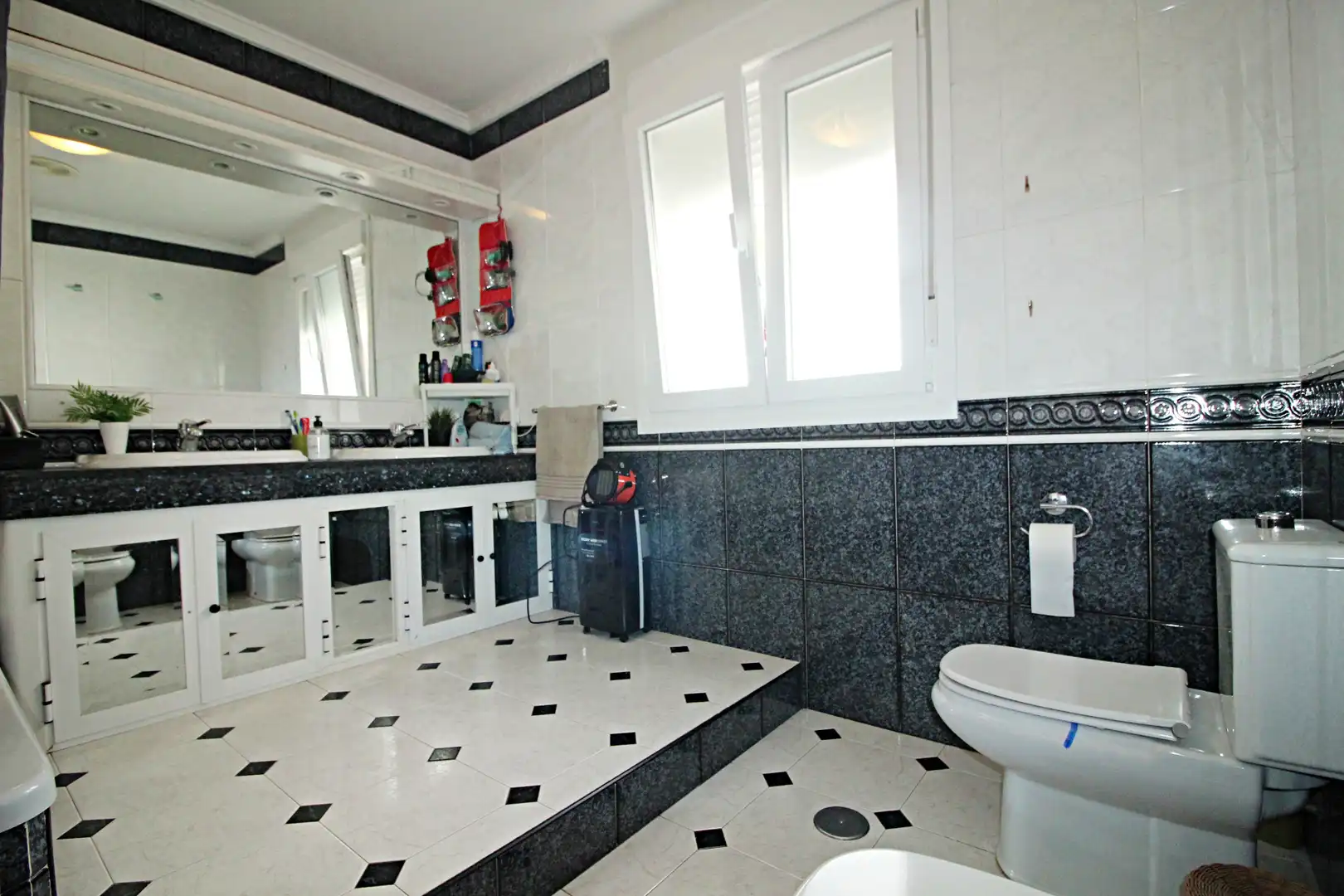 Badezimmer von Einfamilien-Reihenhaus zum Verkauf in Aljaraque