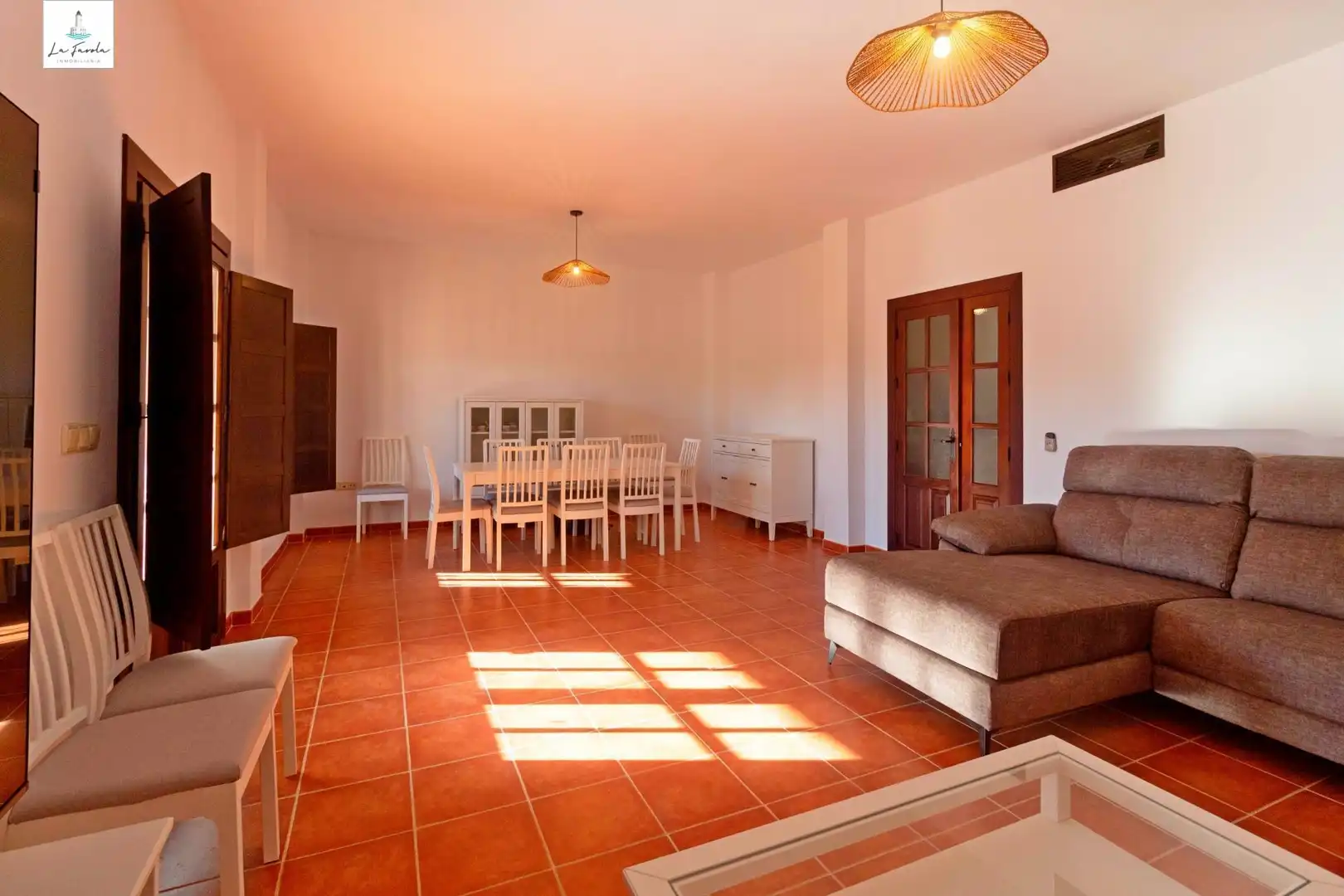 Sala d'estar de Casa adosada de lloguer en Archidona amb Aire condicionat, Terrassa i Moblat