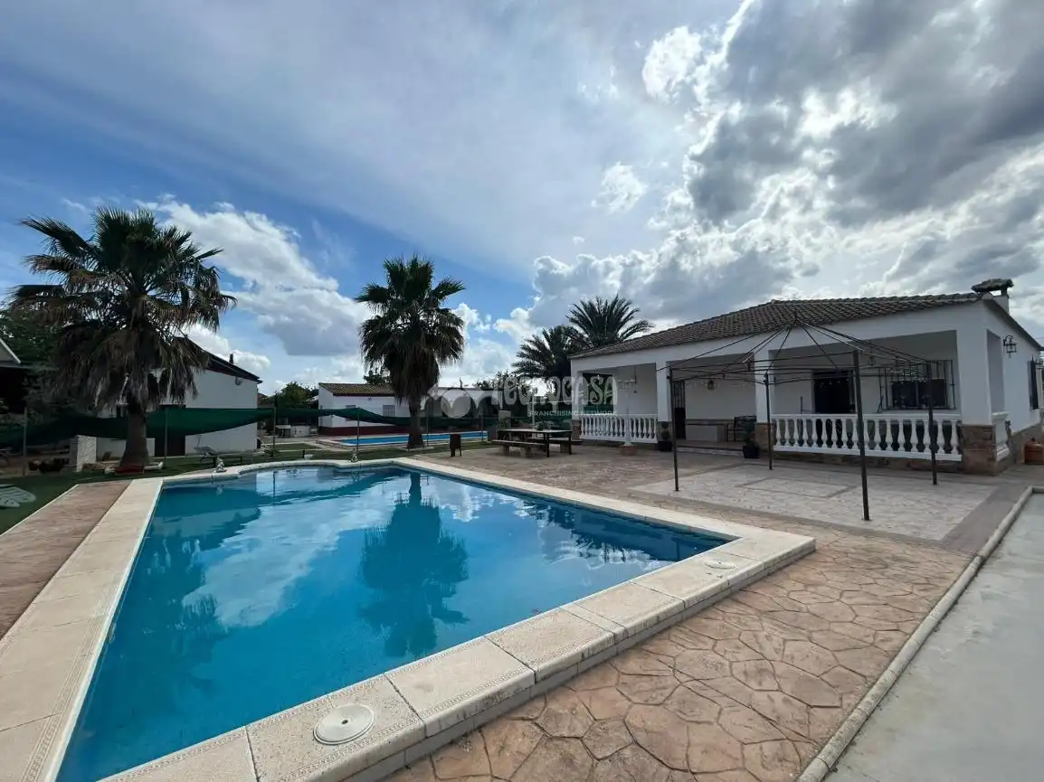Piscina de Finca rústica en venda en Arahal amb Aire condicionat i Parquet