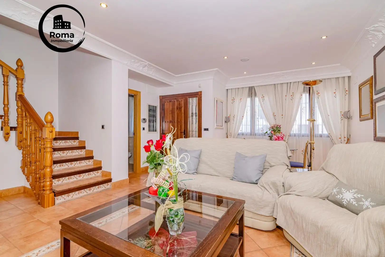 Sala de estar de Casa adosada en venta en La Zubia con Aire acondicionado, Calefacción y Piscina