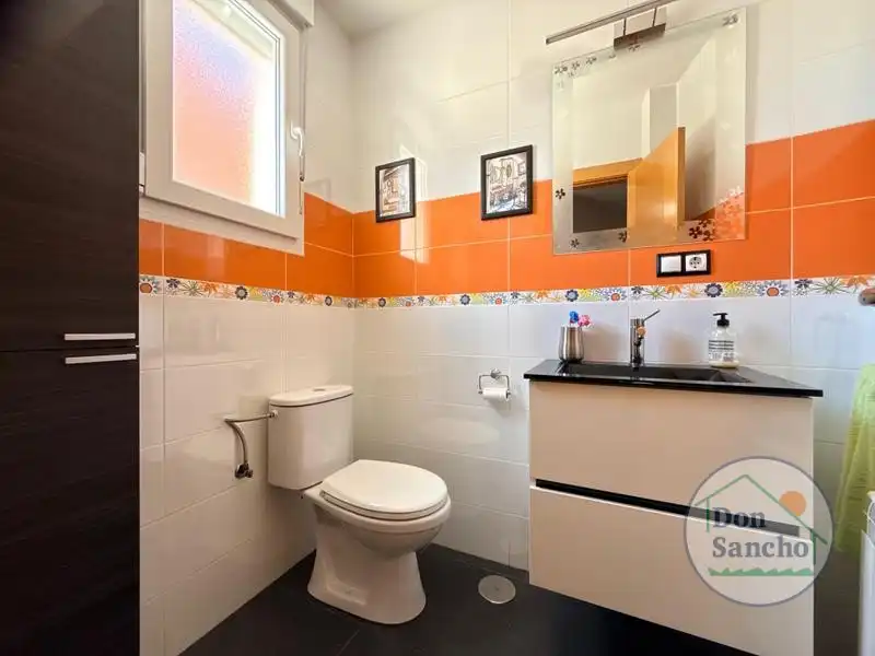 Baño de Casa adosada en venta en Santovenia de Pisuerga con Calefacción y Terraza