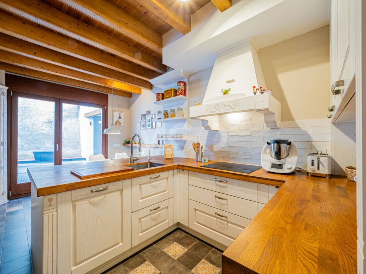 Cuina de Casa o xalet en venda en Vic amb Calefacció, Parquet i Moblat