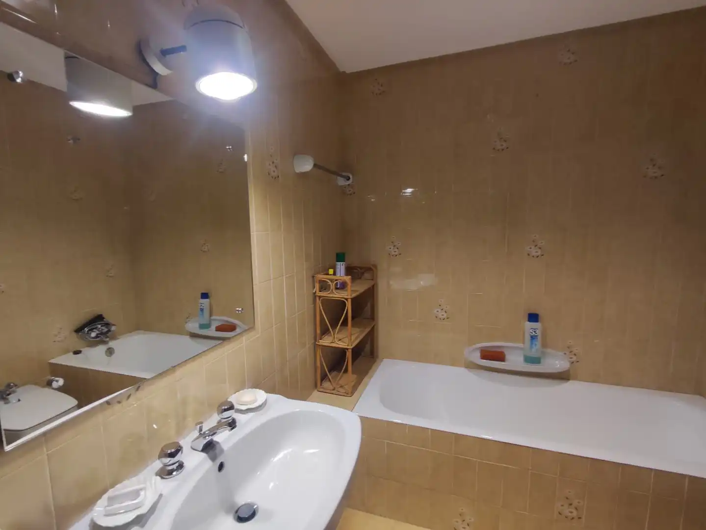 Badezimmer von Wohnungen zur Miete in Plasencia mit Klimaanlage, Heizung und Möbliert