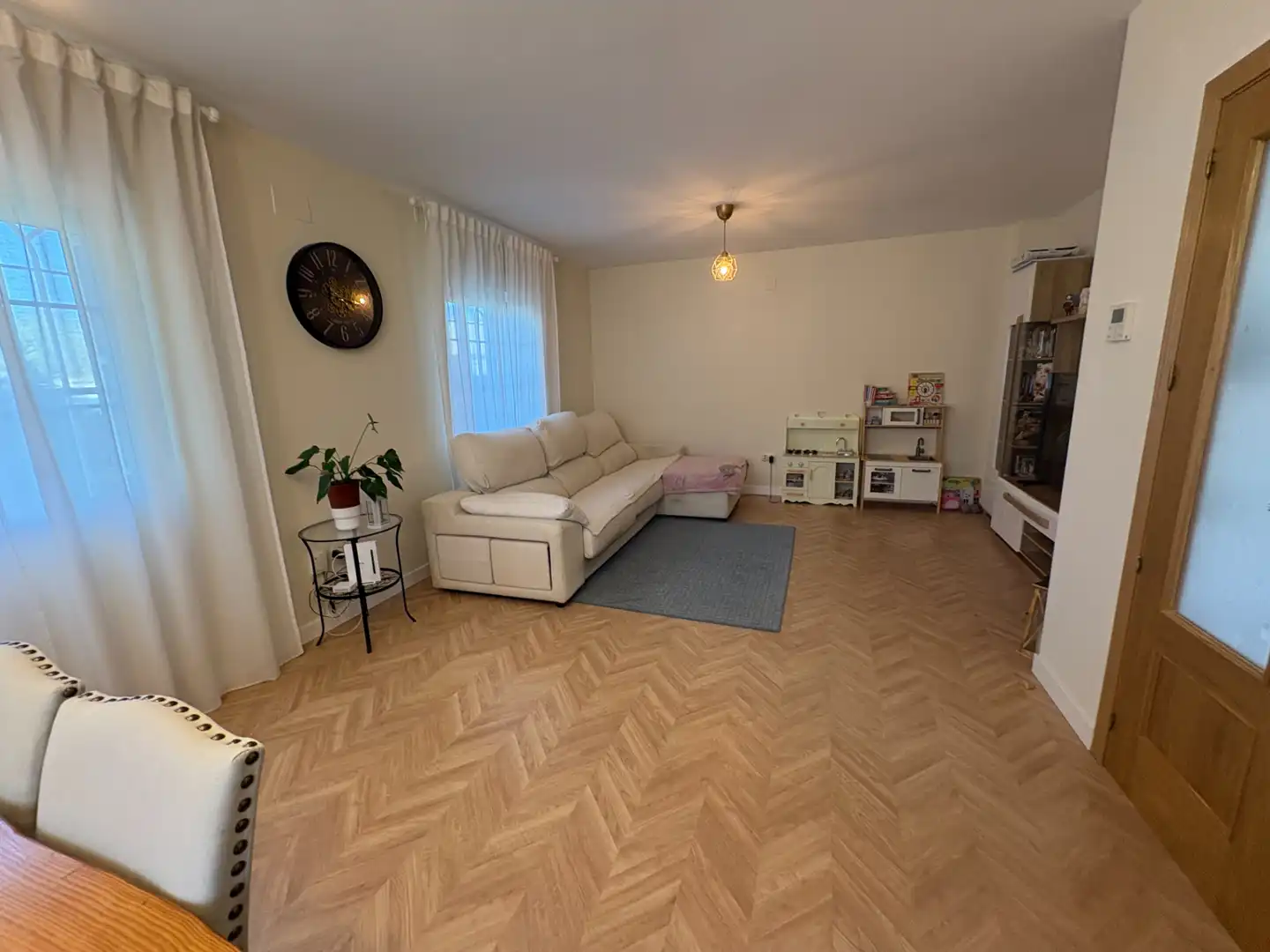 Living room of Houses for sale in El Viso de San Juan  with Air Conditioner, Private garden and Parquet flooring