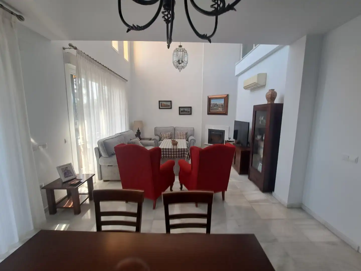 Sala d'estar de Casa o xalet en venda en Dos Hermanas amb Aire condicionat, Jardí privat i Terrassa