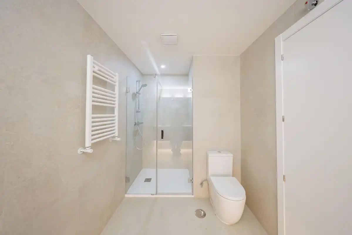Badezimmer von Erdgeschoss zum Verkauf in Madrid mit Klimaanlage, Heizung und Terrasse