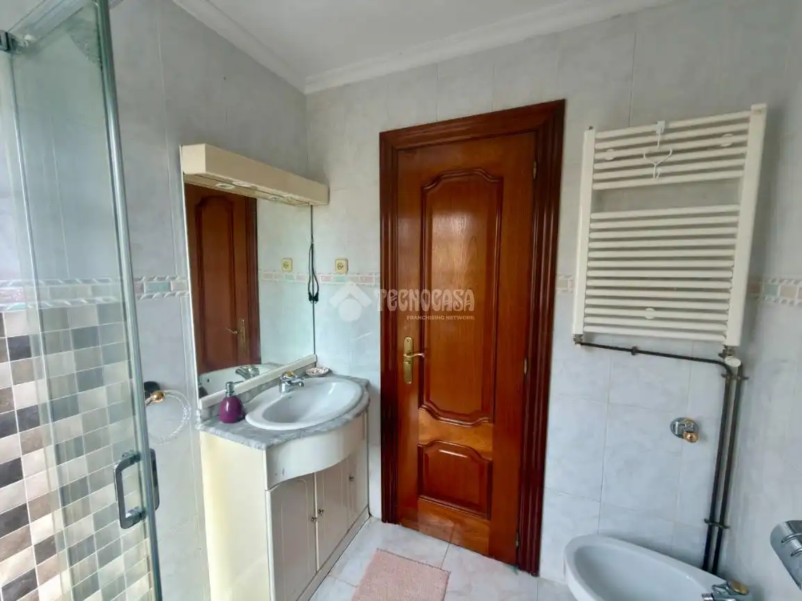 Badezimmer von Einfamilien-Reihenhaus zum Verkauf in Camargo