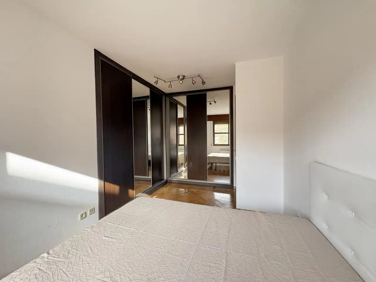 Schlafzimmer von Wohnung zur Miete in Madrid mit Klimaanlage, Heizung und Parkett