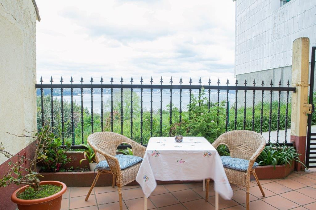 Jardí de Casa adosada en venda en Miño amb Calefacció, Terrassa i Moblat