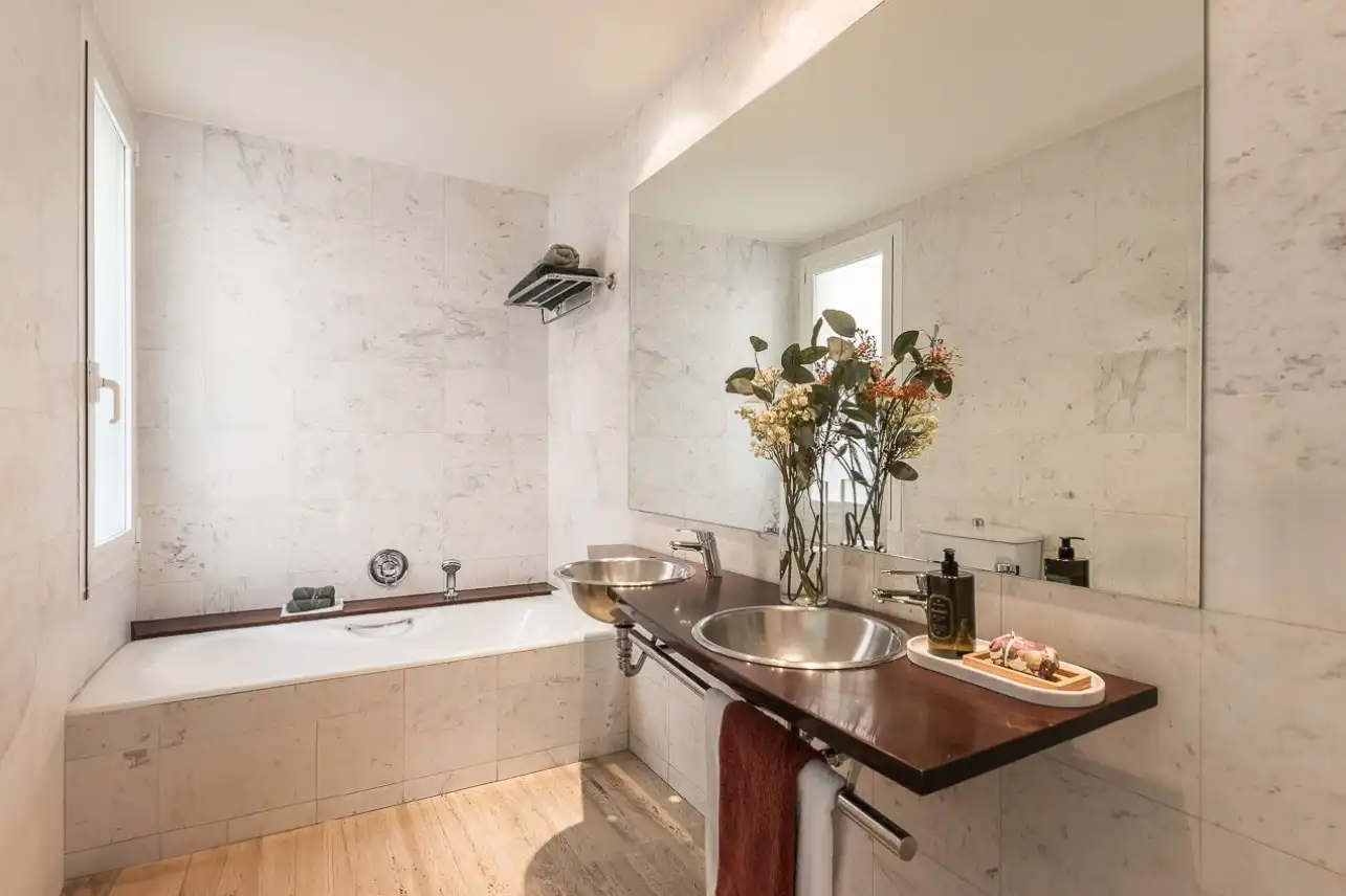 Baño de Apartamento de alquiler en Barcelona con Aire acondicionado, Calefacción y Jardín privado