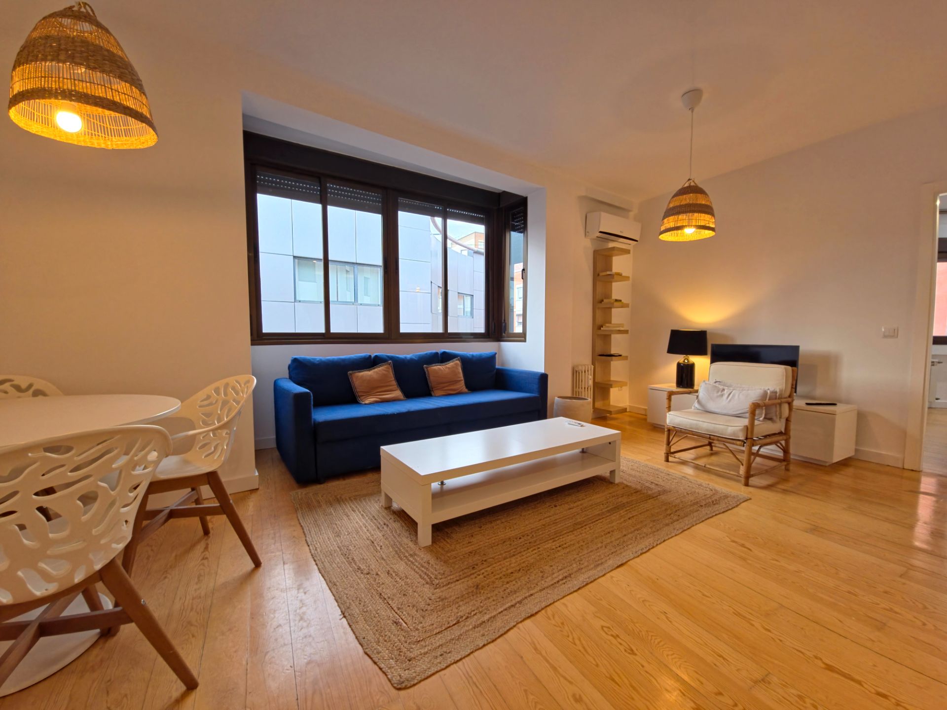 Living room of Flat to rent in  Madrid Capital  with Air Conditioner, Heating and Parquet flooring