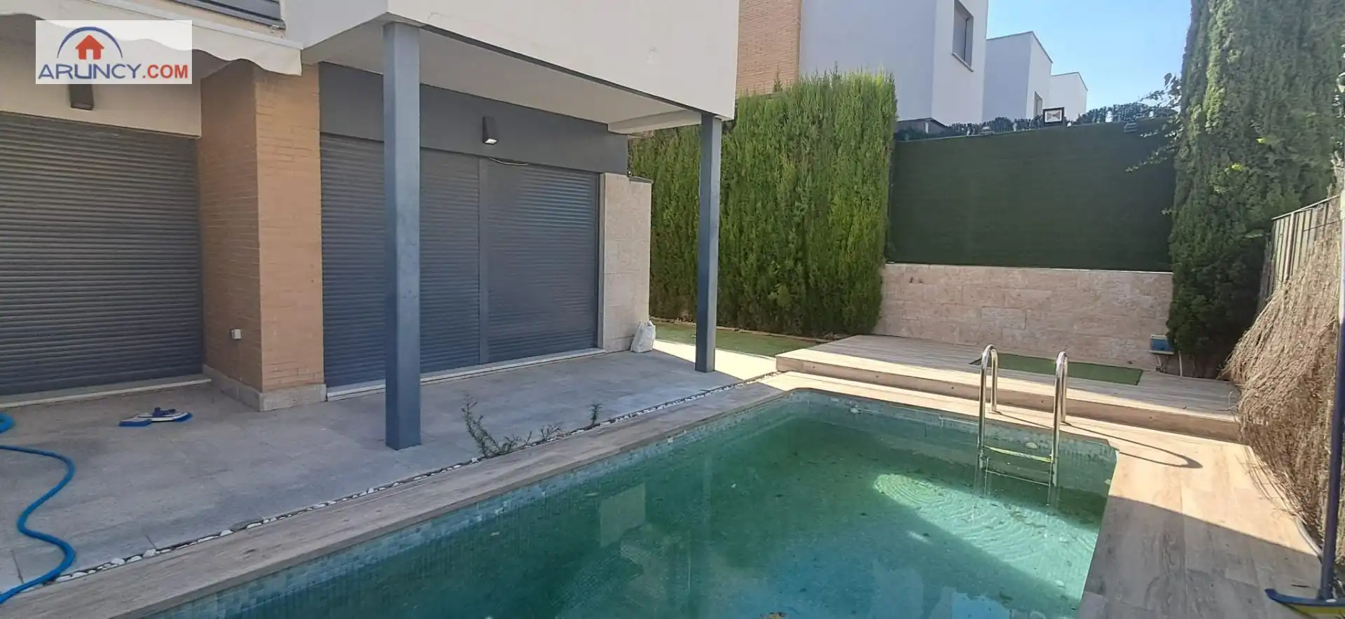 Piscina de Casa adosada en venda en Espartinas amb Aire condicionat, Calefacció i Jardí privat