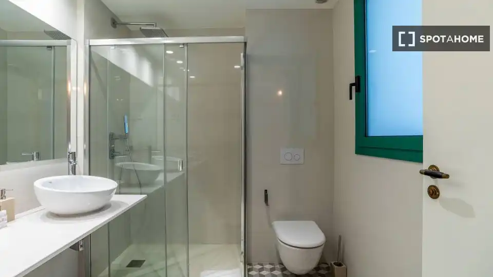Baño de Piso de alquiler en Barcelona con Aire acondicionado, Calefacción y Amueblado
