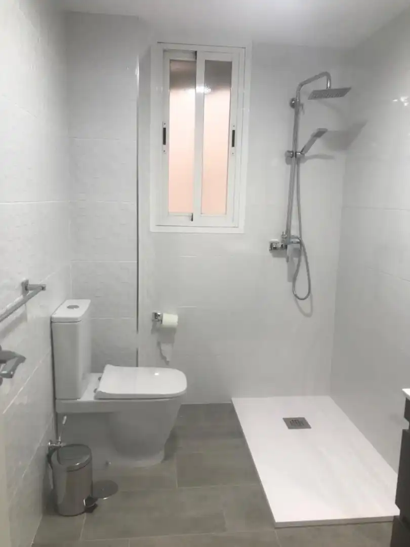 Bany de Pis de lloguer en Granada amb Calefacció, Moblat i Balcó