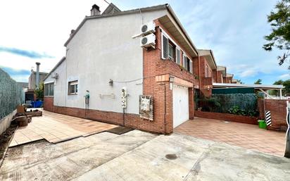 Vista exterior de Casa o xalet en venda en Palau-solità i Plegamans amb Aire condicionat, Terrassa i Balcó