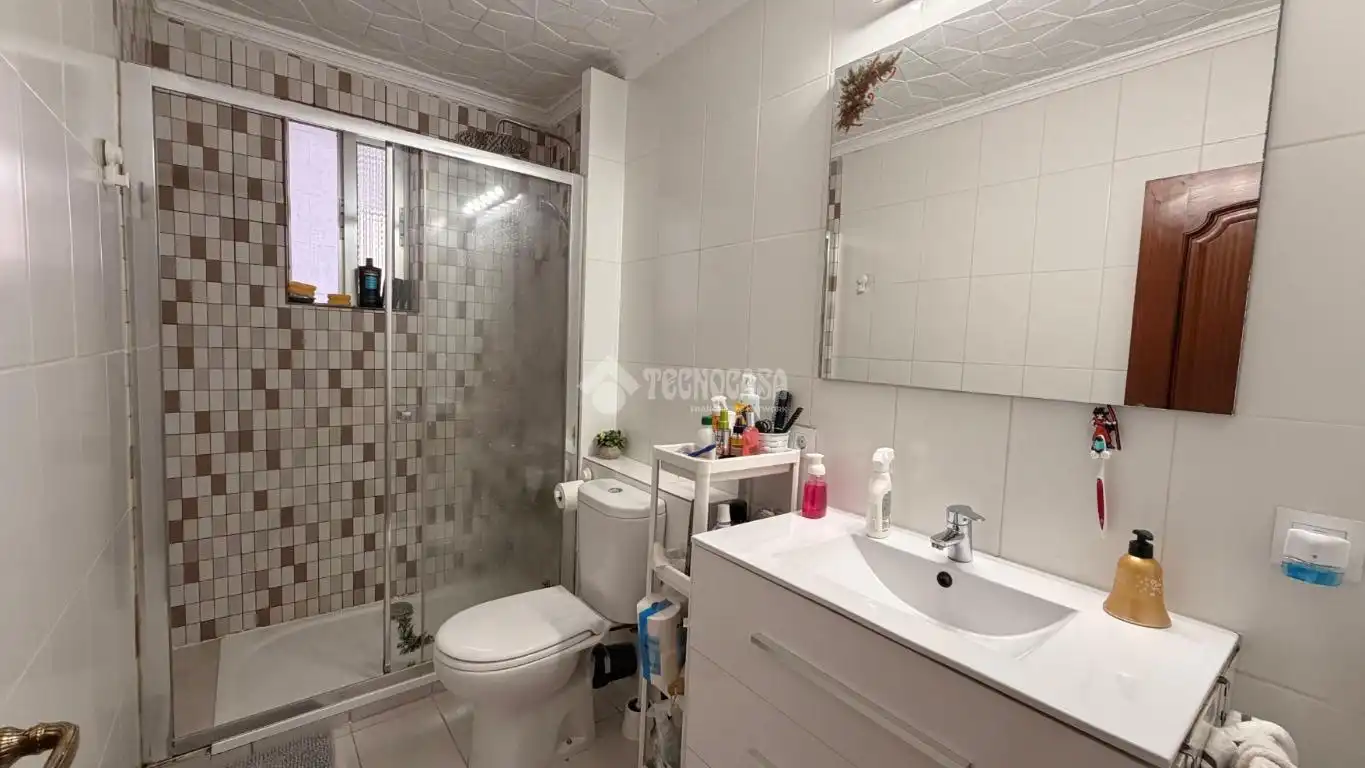 Bathroom of Flat for sale in Madrid