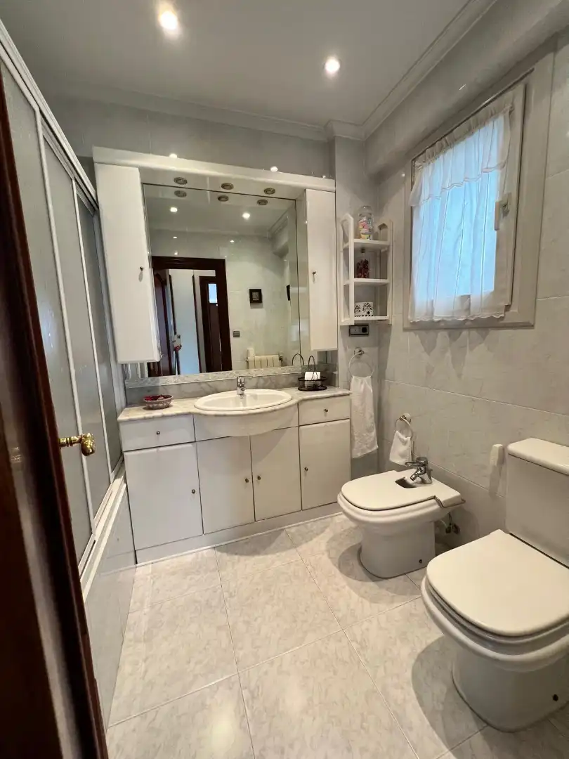 Bathroom of Flat for sale in Andoain  with Air Conditioner, Heating and Parquet flooring