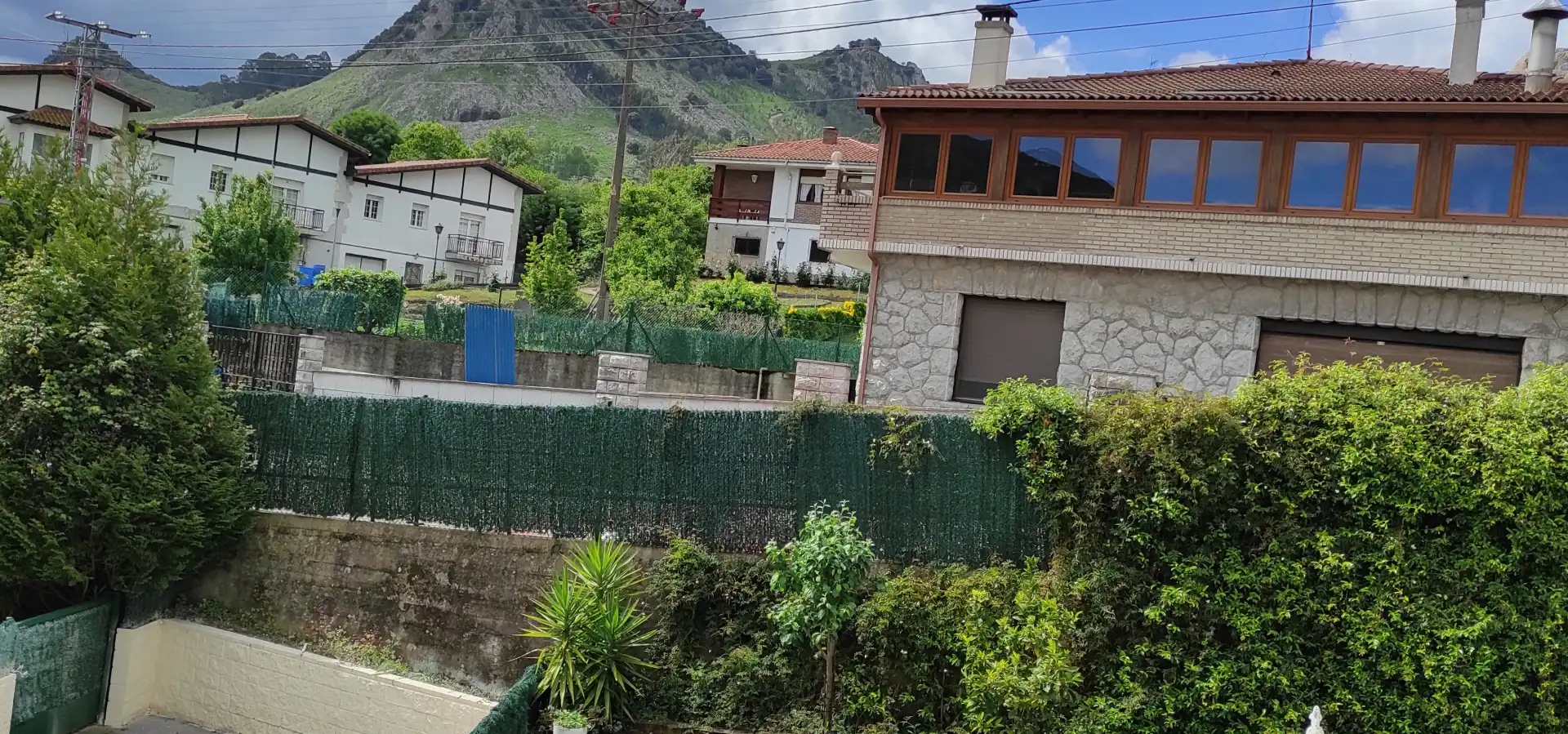 Vista exterior de Casa adosada en venda en Castro-Urdiales amb Calefacció, Jardí privat i Terrassa