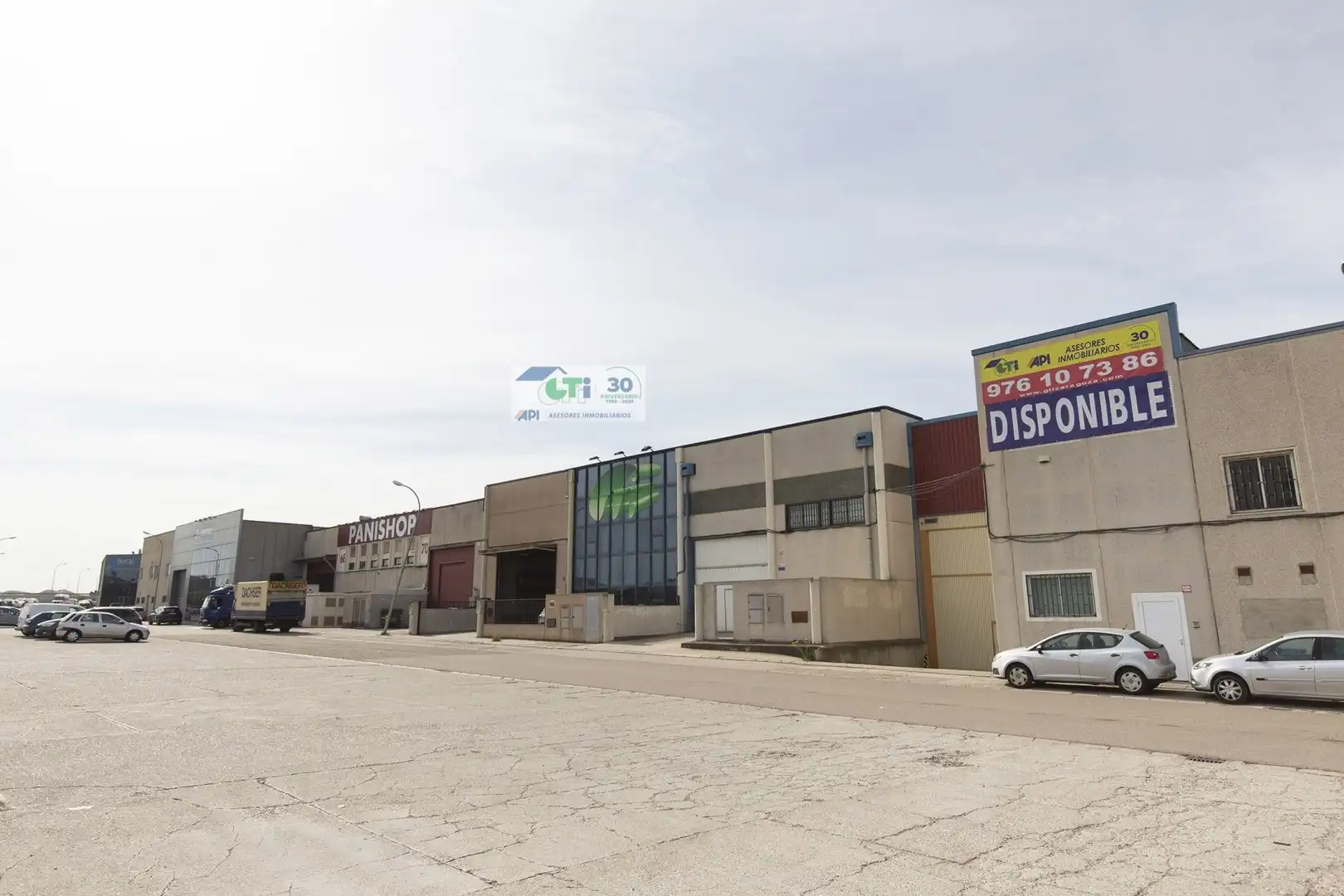 Außenansicht von Fabrikhallen zum Verkauf in La Puebla de Alfindén