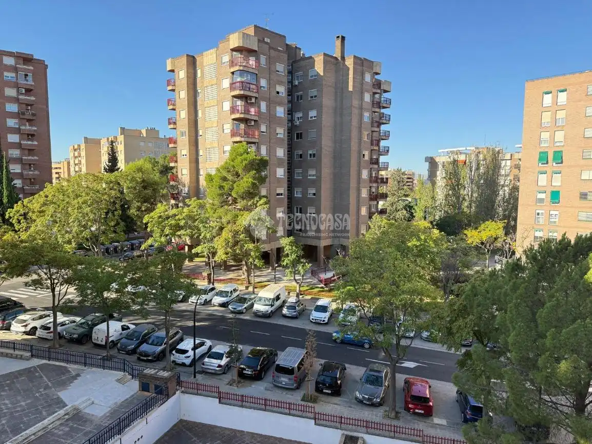 Vista exterior de Piso en venta en Zaragoza con Calefacción y Balcón