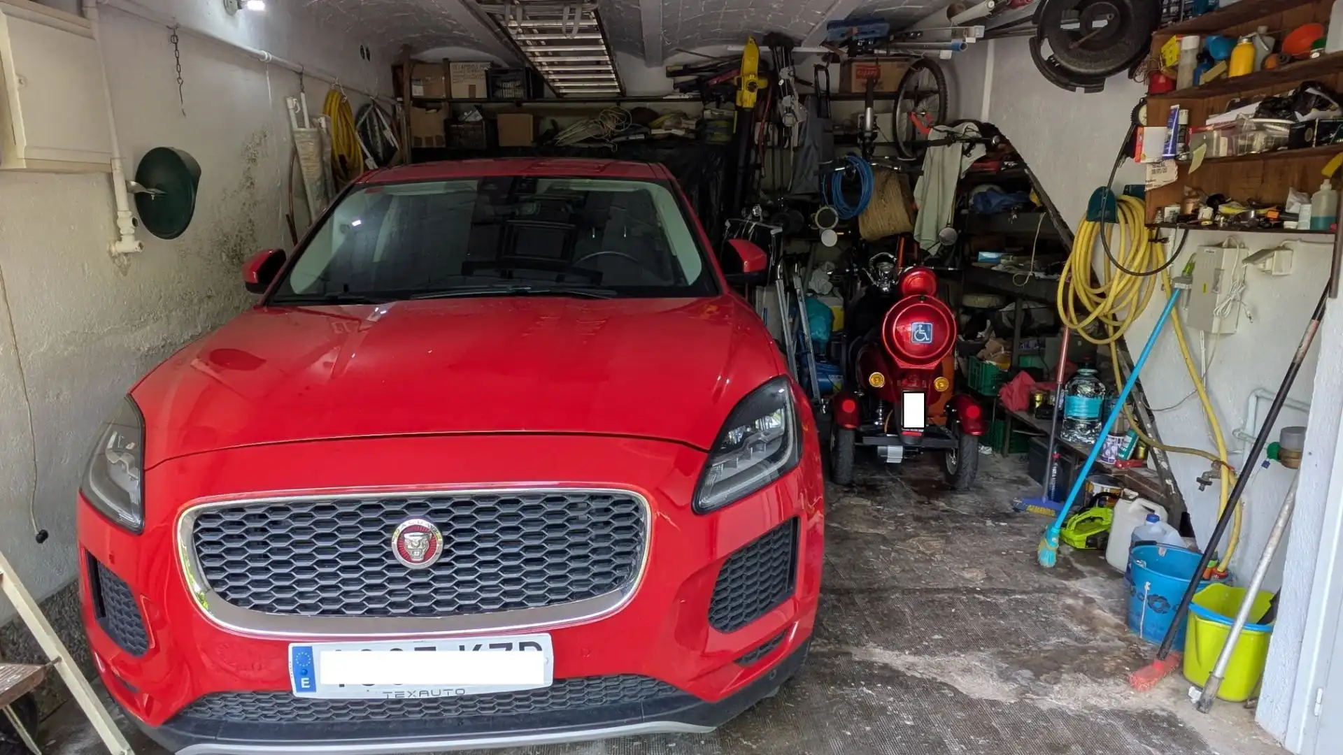 Parking de Casa adosada en venta en Girona con Aire acondicionado, Calefacción y Jardín privado