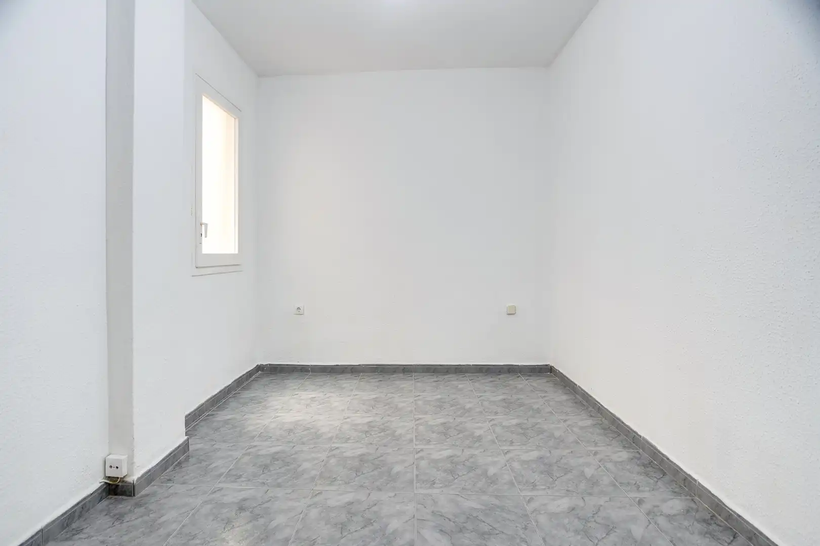 Wohnung zum Verkauf in Barcelona mit Heizung, Balkon und Alarm