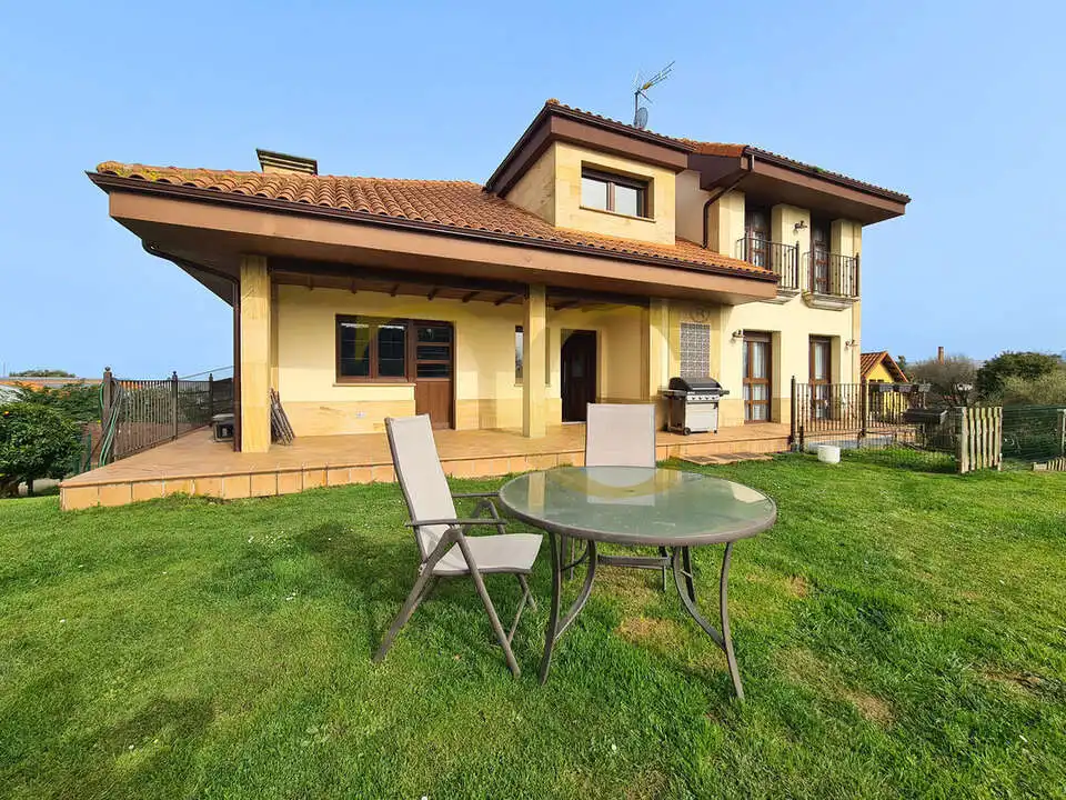 Terrassa de Casa o xalet en venda en Gijón  amb Calefacció, Jardí privat i Terrassa