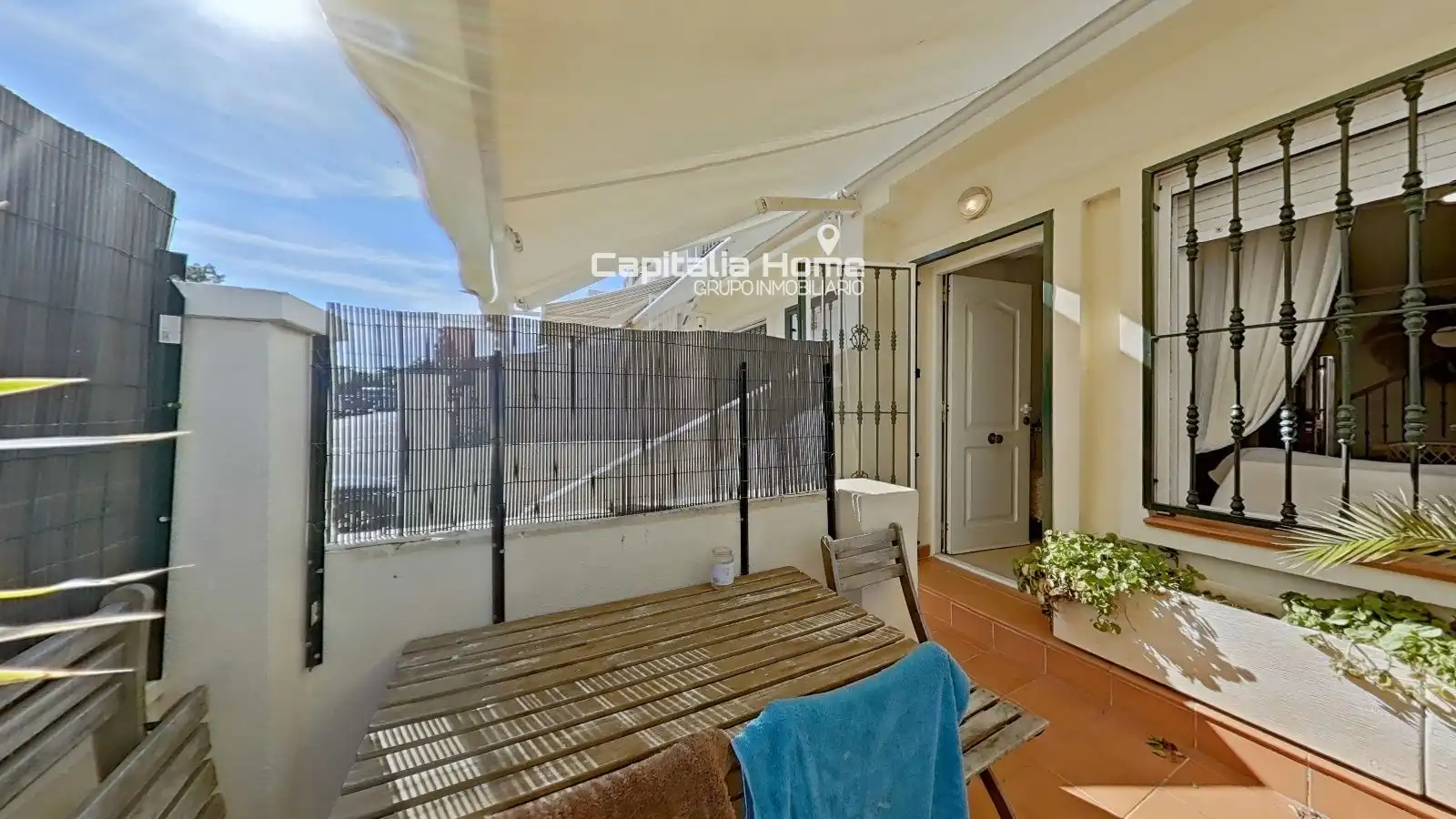 Terrasse von Einfamilien-Reihenhaus zum Verkauf in Santa Pola mit Abstellraum, Schwimmbad und Möbliert