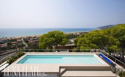 Vista exterior de Casa o xalet en venda en Castelldefels amb Aire condicionat i Piscina