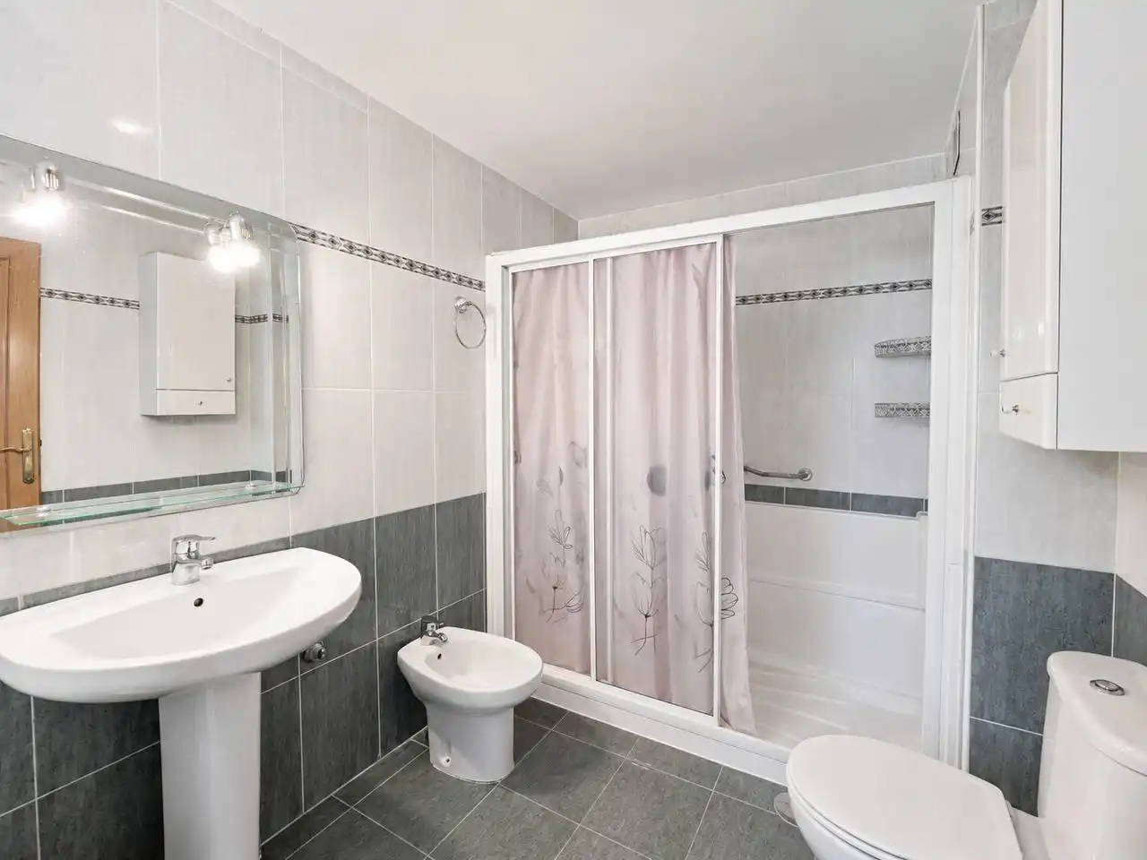 Baño de Apartamento en venta en Alicante / Alacant con Aire acondicionado, Calefacción y Trastero