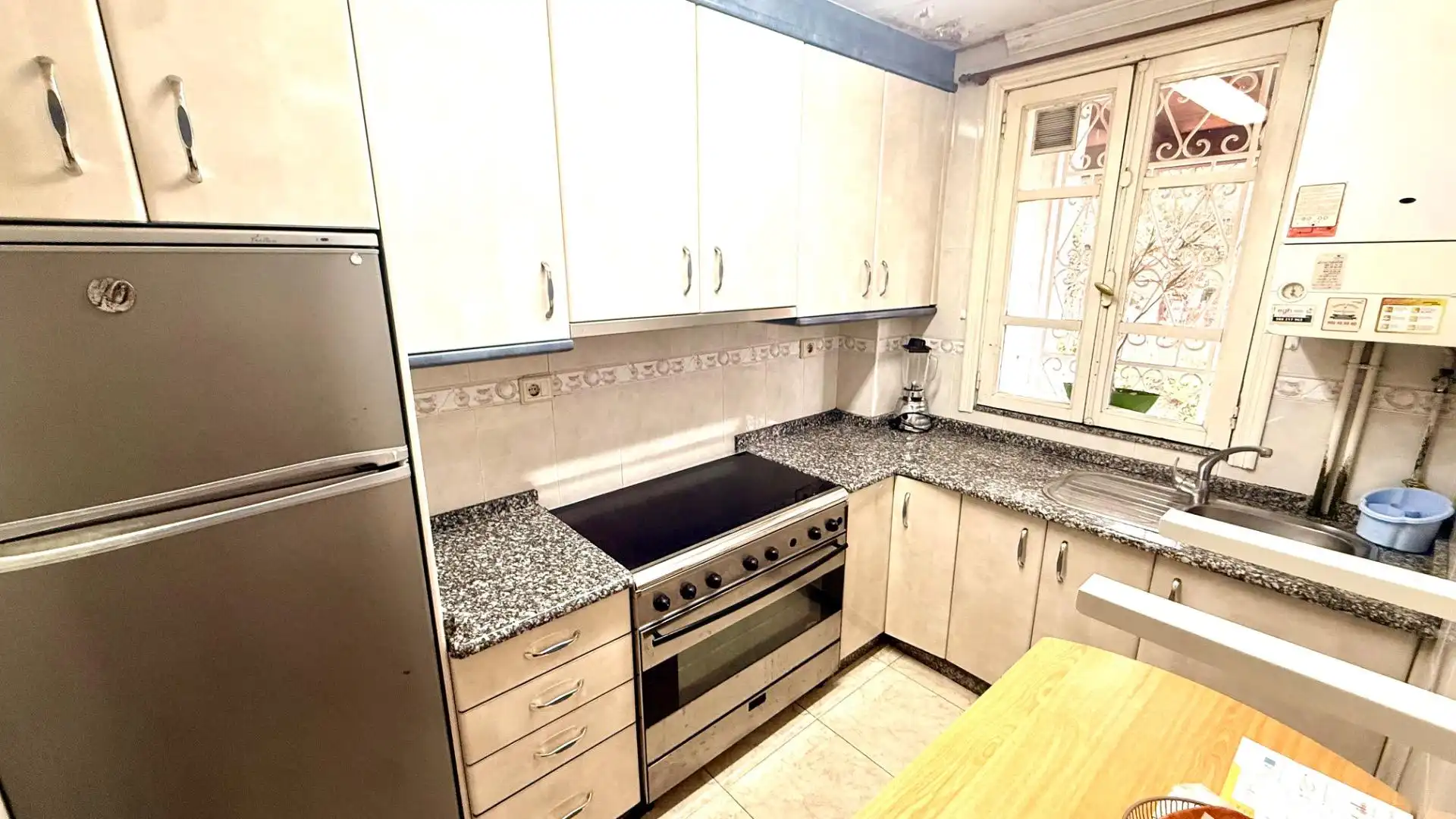 Cuina de Casa o xalet en venda en Ourense Capital  amb Aire condicionat, Calefacció i Moblat