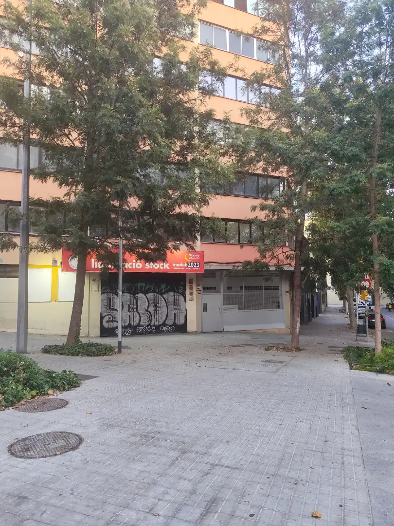 Außenansicht von Fabrikhallen zur Miete in Barcelona
