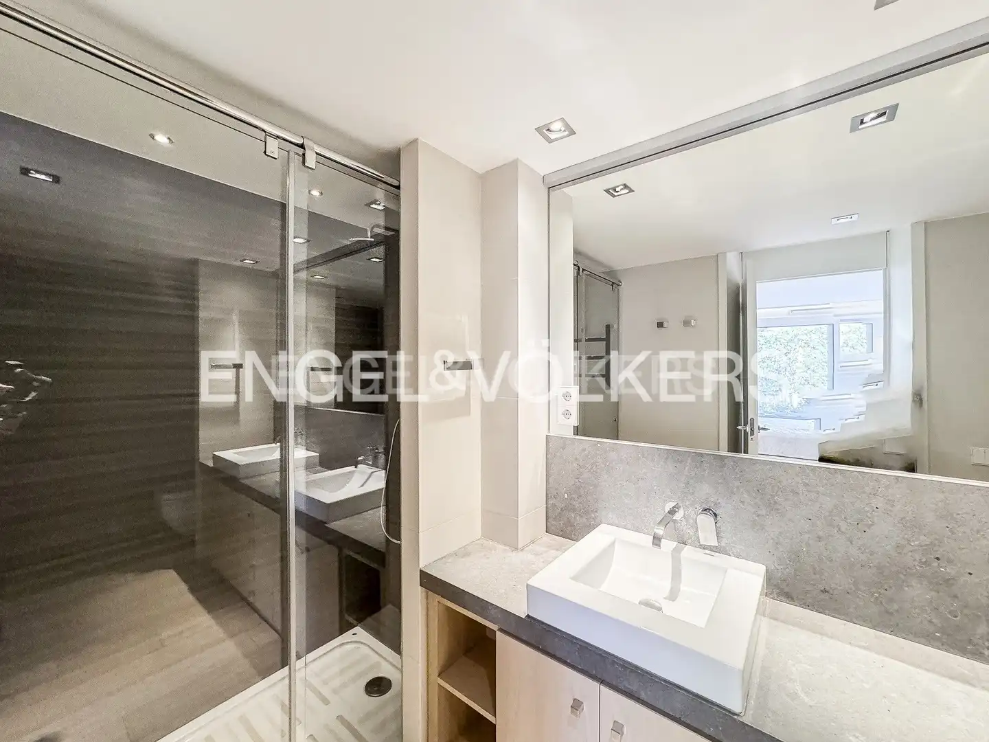 Bathroom of Flat for rent in Barcelona  with Air Conditioner, Heating and Parquet flooring