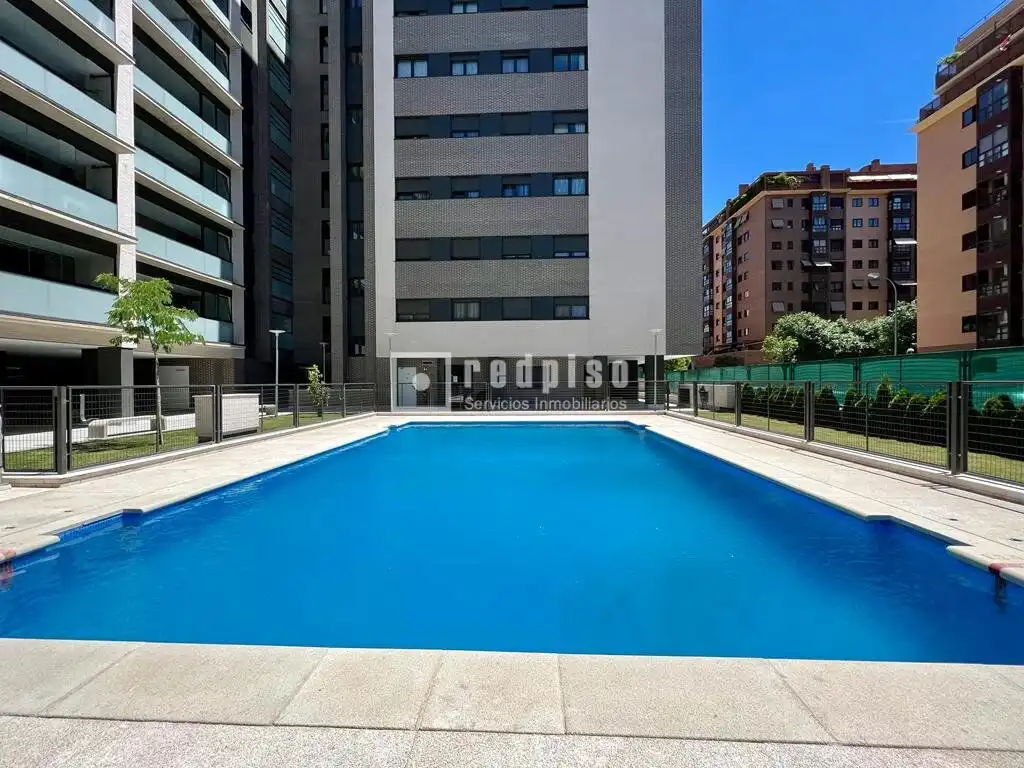 Schwimmbecken von Dachboden zur Miete in Madrid mit Heizung, Terrasse und Abstellraum