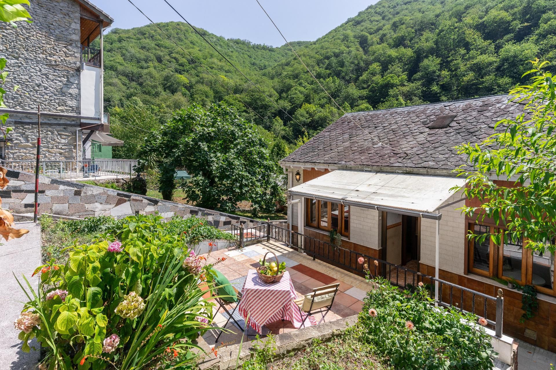 Terrassa de Casa o xalet en venda en Mieres (Asturias) amb Jardí privat, Terrassa i Traster
