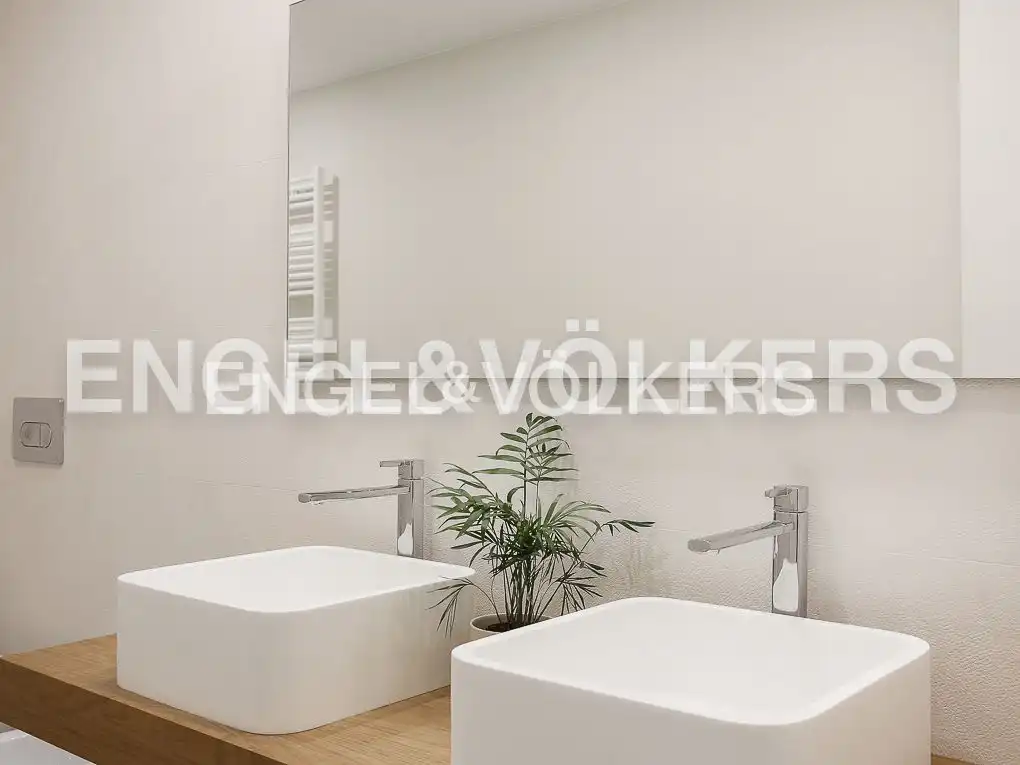 Badezimmer von Wohnung zur Miete in Valencia mit Klimaanlage, Heizung und Parkett