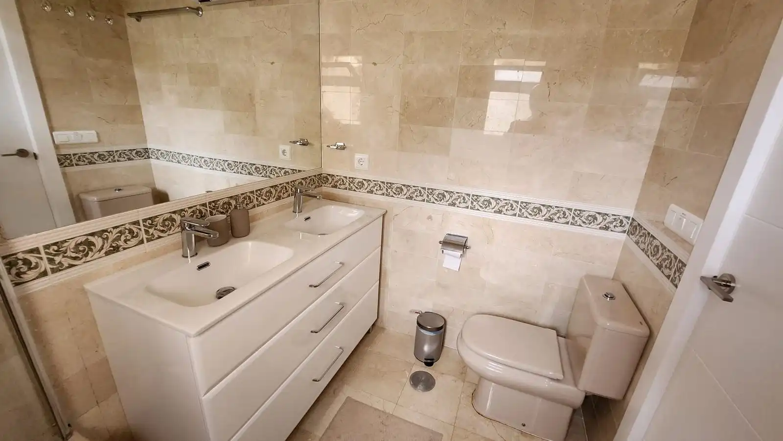 Baño de Apartamento en venta en Marbella con Terraza, Trastero y Amueblado