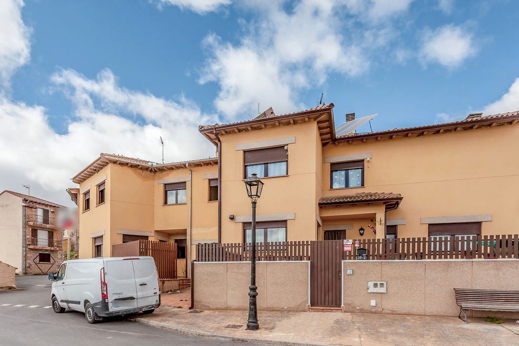 Vista exterior de Casa adosada en venda en La Colilla amb Calefacció