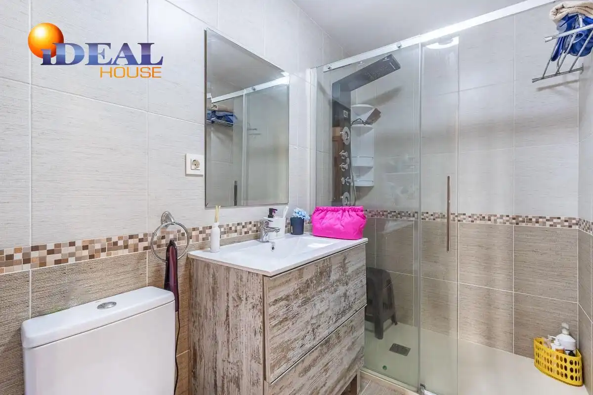 Bathroom of Flat for sale in Granada  with Air Conditioner and Terrace