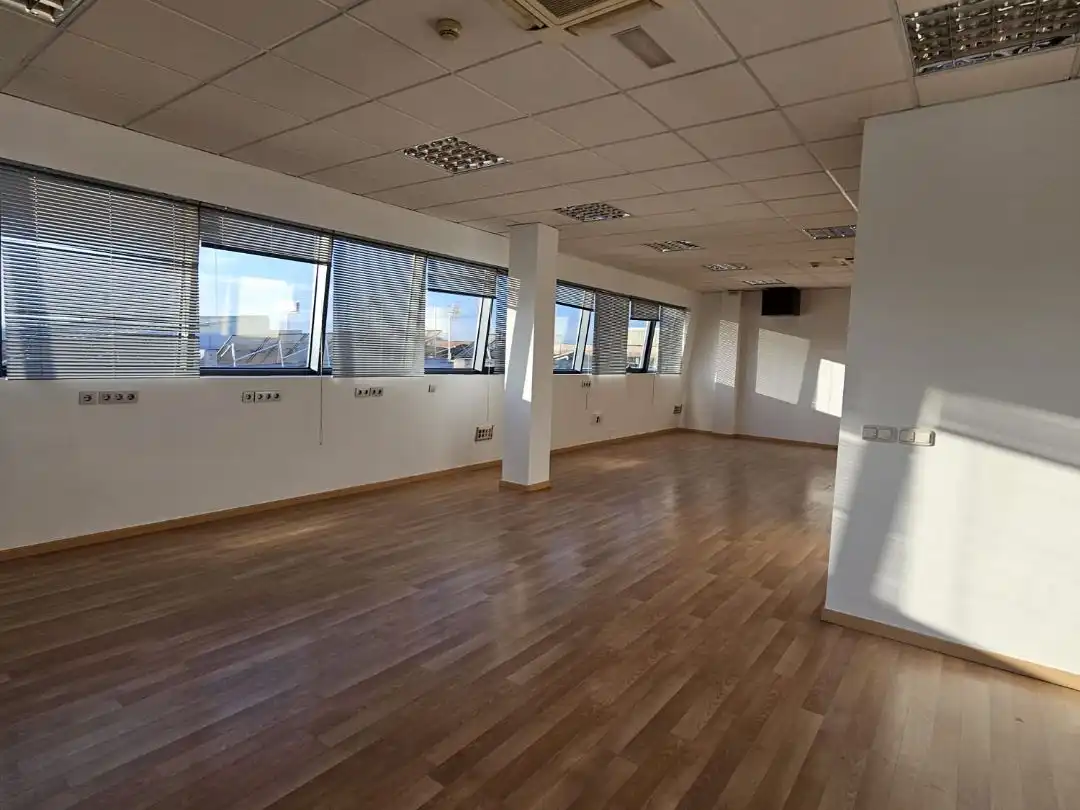 Oficina de lloguer en Peligros amb Aire condicionat, Calefacció i Terrassa
