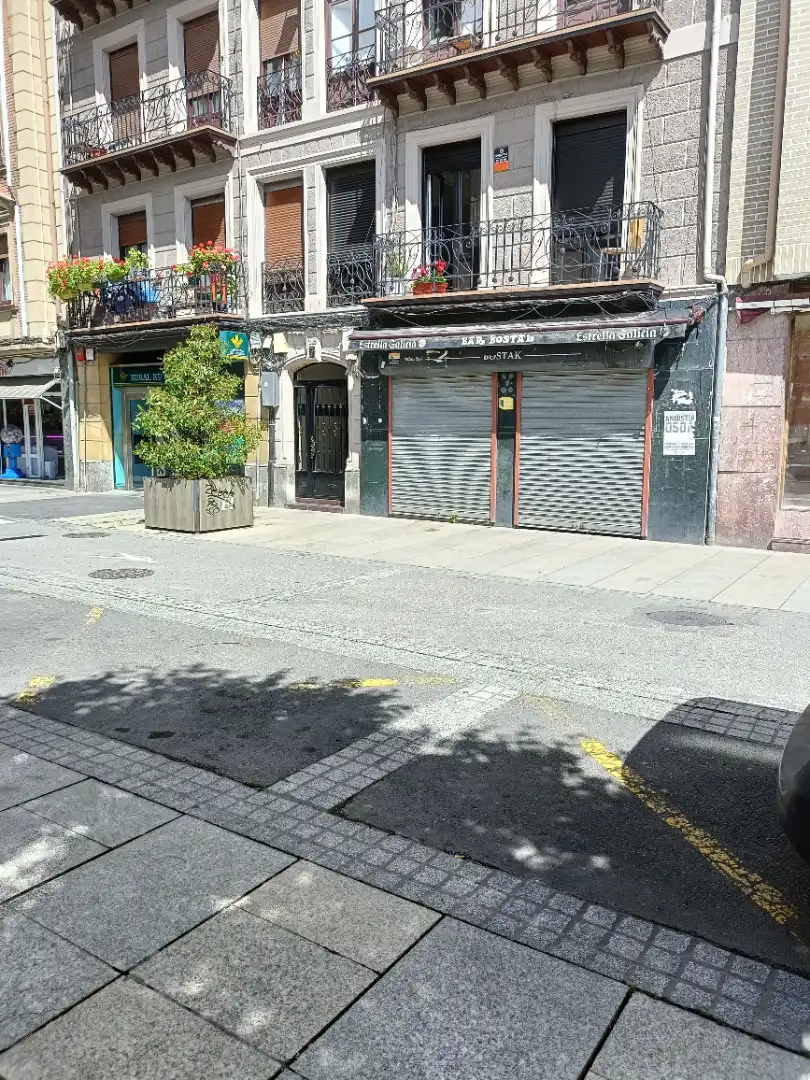 Vista exterior de Local en venda en Erandio amb Terrassa i Moblat