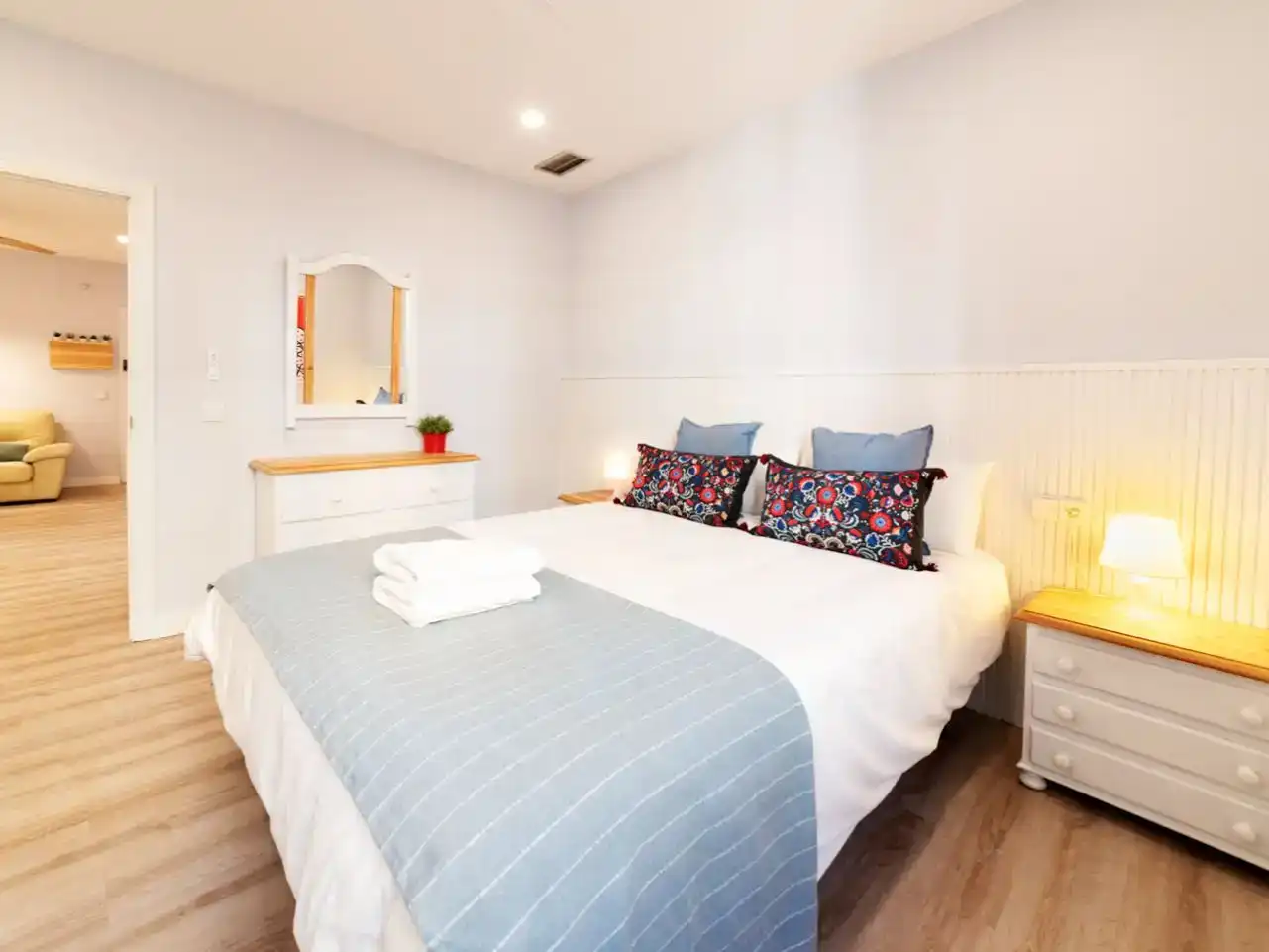 Dormitori de Apartament de lloguer en  Sevilla Capital amb Aire condicionat i Balcó