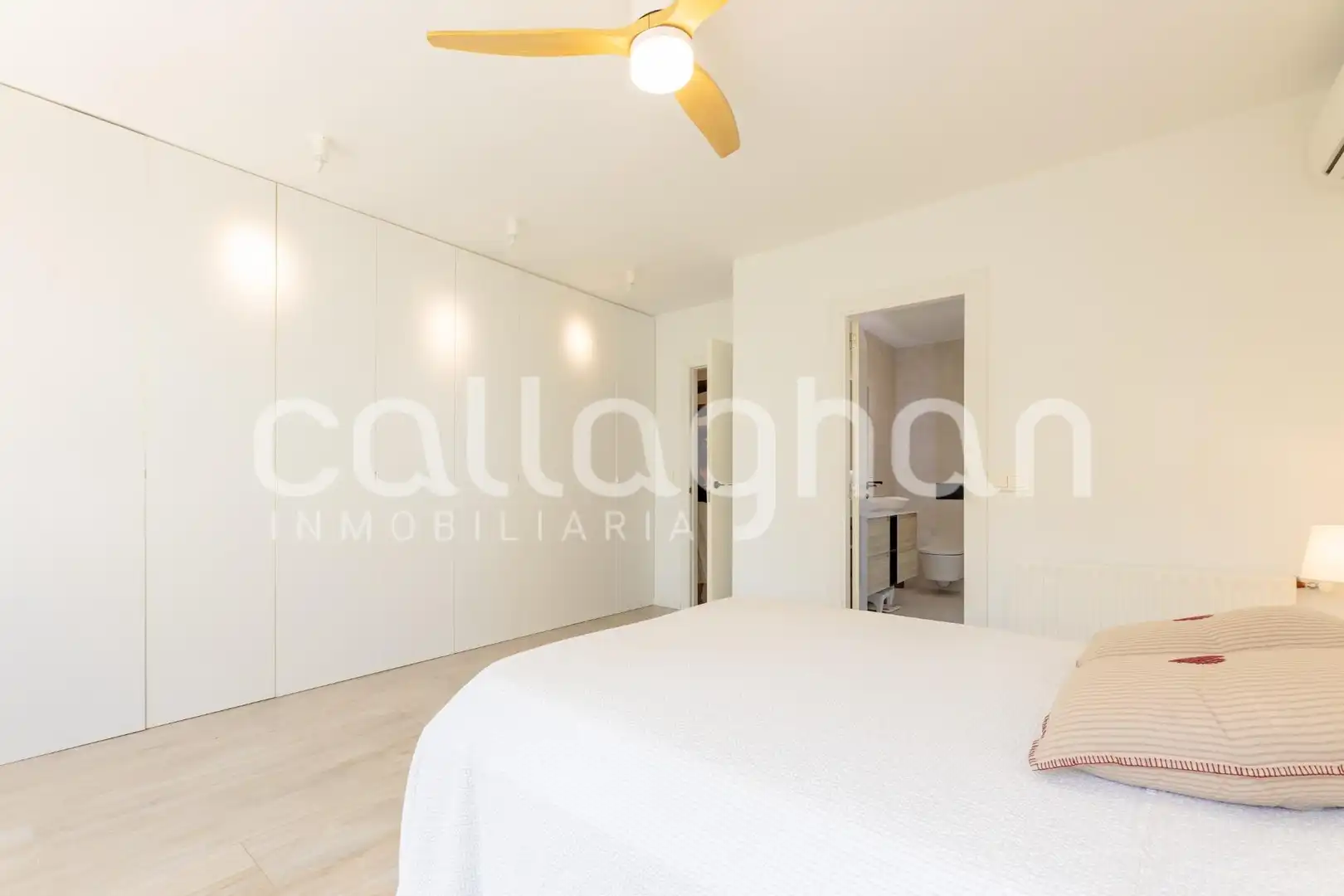 Habitación de Casa adosada en venta en Godella con Aire acondicionado, Calefacción y Jardín privado