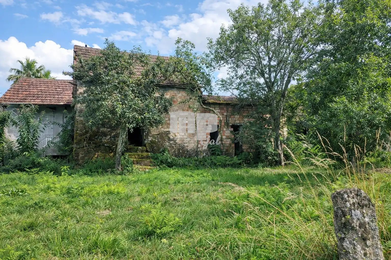 Casa rústica amb jardí en venda a Ceo