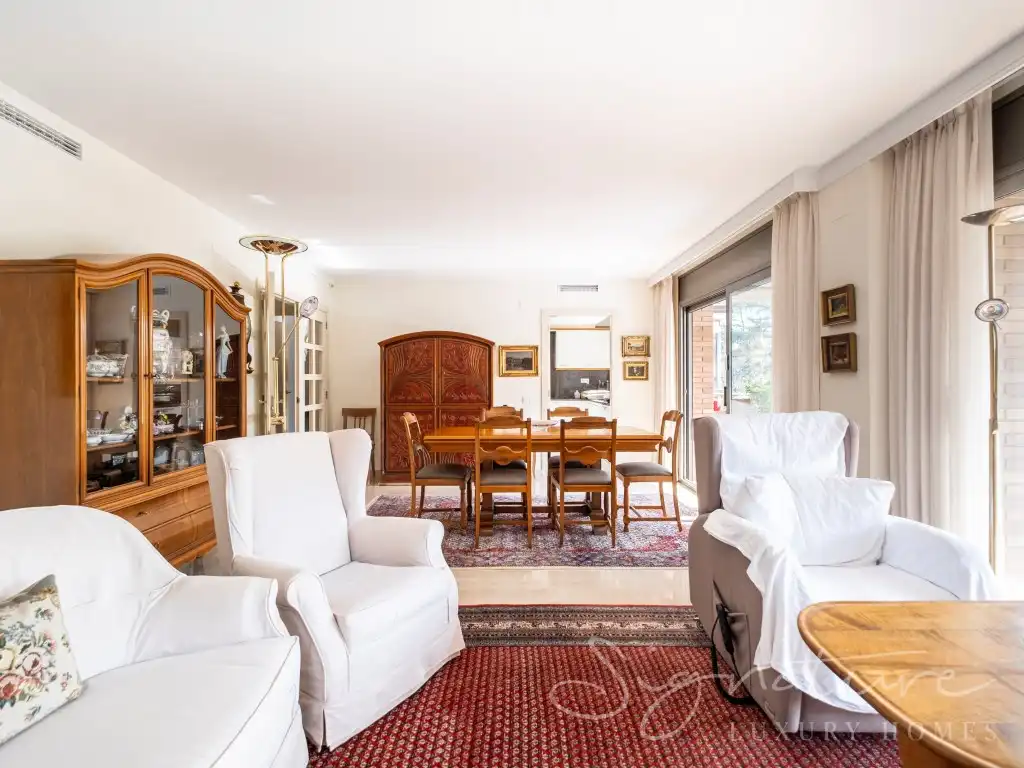 Living room of Attic for sale in Sant Cugat del Vallès  with Air Conditioner, Terrace and Swimming Pool